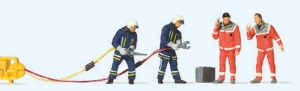 Feuerwehrmänner in moderner Schutzkleidung, Bergung m. Schere u. Spreizer P10625