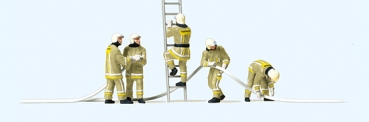 Feuerwehrmänner in moderner Einsatzkleidung Löschangriff Uniformfarbe beige P10771