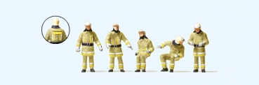 Feuerwehrmänner in moderner Einsatzkleidung Am Fahrzeug Uniformfarbe beige P10773