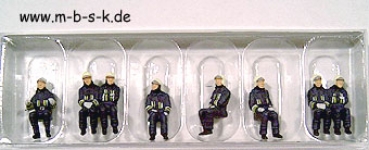 Feuerwehrmänner in moderner Einsatzkleidung, sitzend P10483