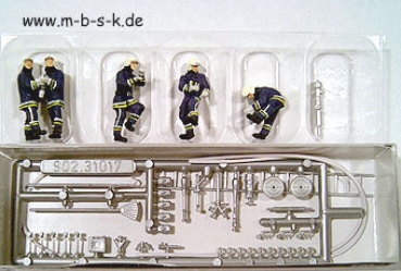 Feuerwehrmänner in moderner Einsatzkleidung "Löschangriff" P10485