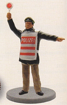 Polizist mit erhobener Leuchtkelle VIE5018