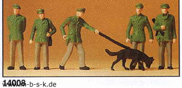 Polizisten stehend mit Hund P14008