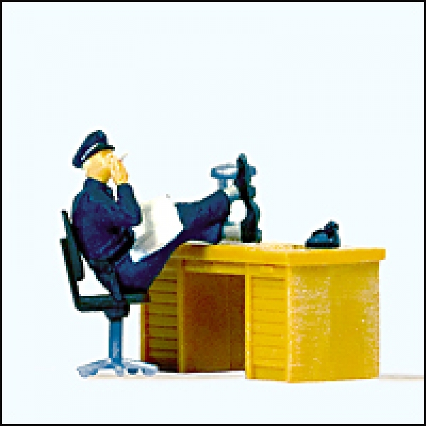 Sitzender Polizist am Schreibtisch USA P29089